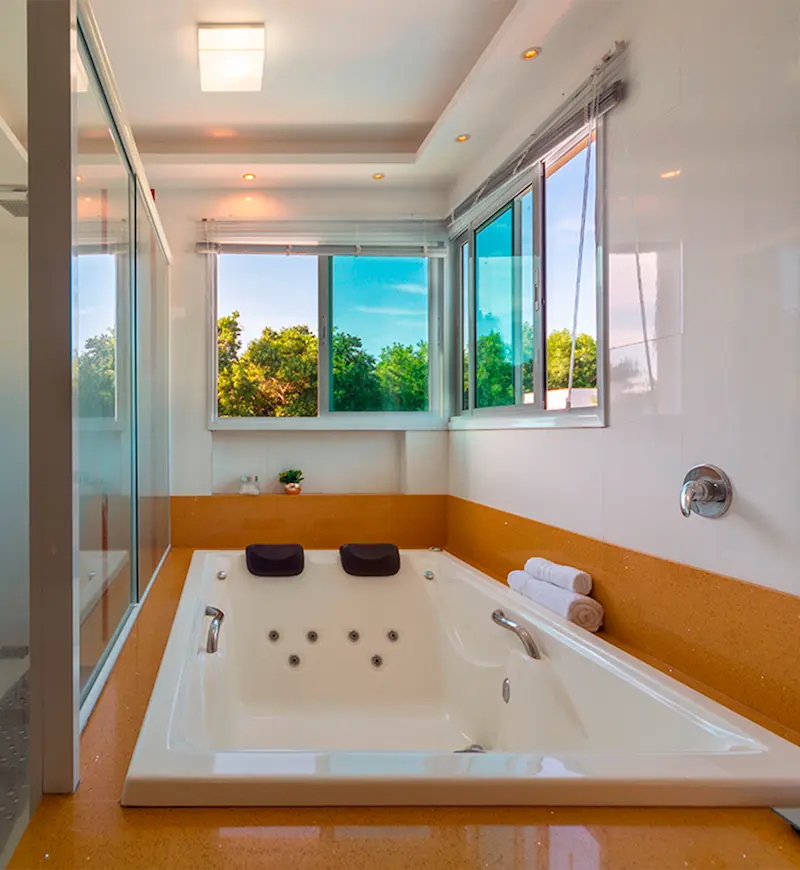 Banheiro moderno e luxuoso da suíte com acabamentos de alta qualidade