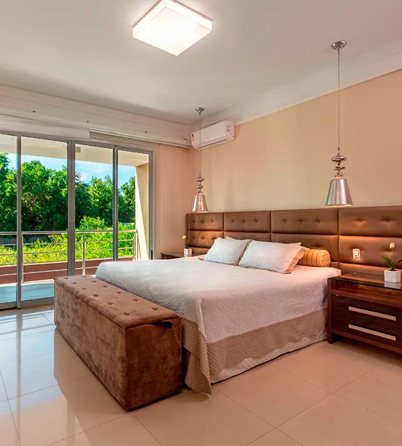 Interior da suíte master confortável com ar condicionado